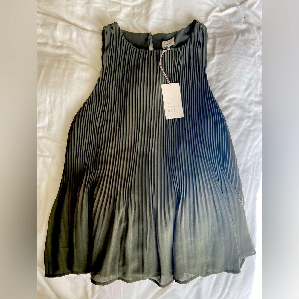 Medium, Olive green pleated flowing top. New with tags. Target New Day Brand.